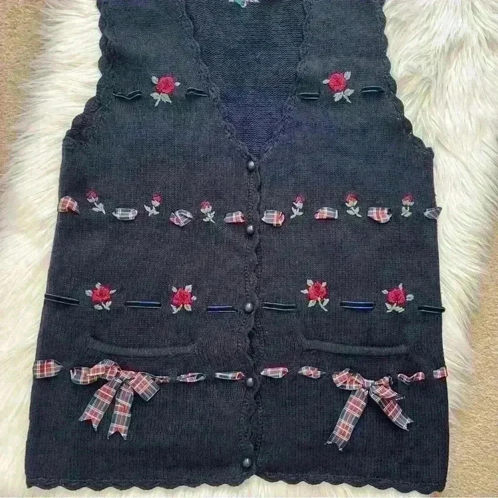 Vintage Capacity Floral and Plaid Bow Knit Vest Large - Picture 2 of 7